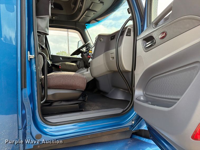 image for item FT7530 2017 Peterbilt 579 semi truck