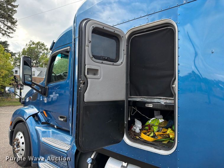 image for item FT7530 2017 Peterbilt 579 semi truck