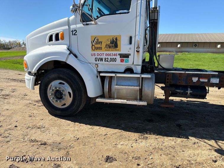 image for item FT7546 2002 Sterling A9500 semi truck