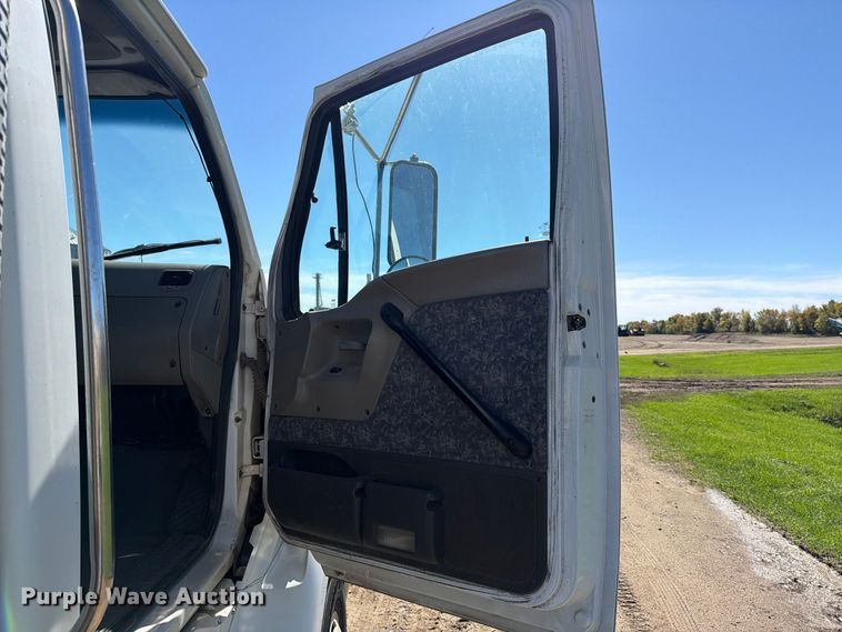 image for item FT7546 2002 Sterling A9500 semi truck