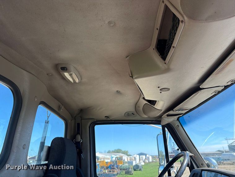 image for item FT7546 2002 Sterling A9500 semi truck