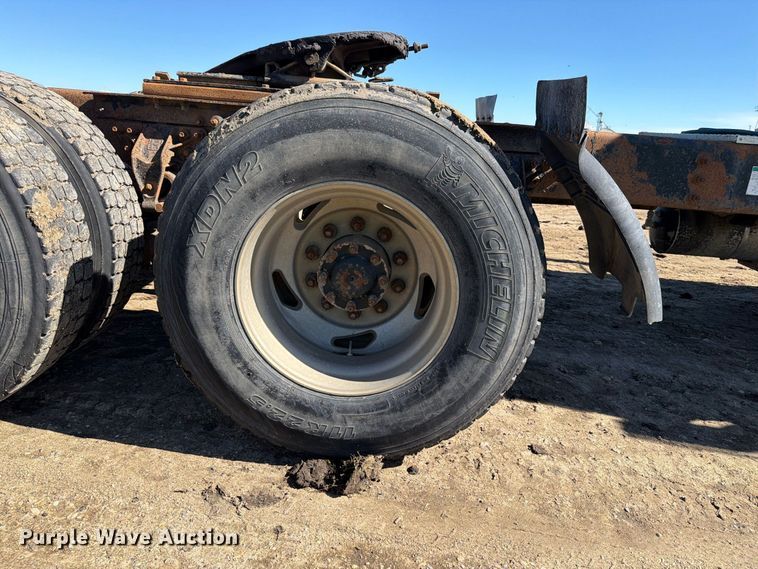 image for item FT7546 2002 Sterling A9500 semi truck