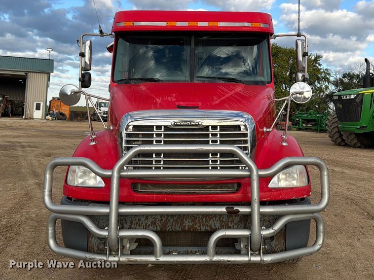 image for item FT8081 2006 Freightliner Columbia semi truck