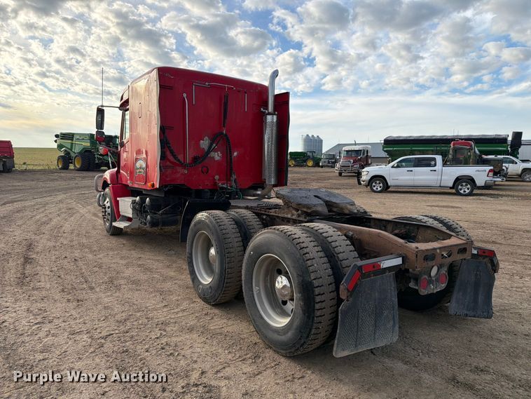 image for item FT8081 2006 Freightliner Columbia semi truck