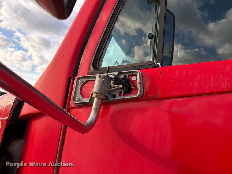 image for item FT8081 2006 Freightliner Columbia semi truck