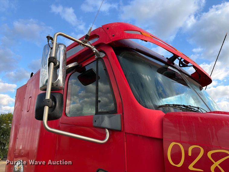 image for item FT8081 2006 Freightliner Columbia semi truck