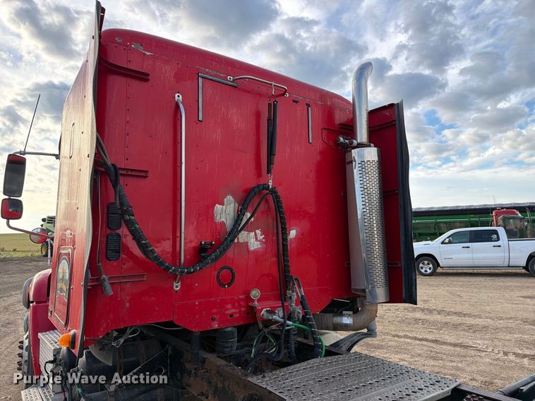 image for item FT8081 2006 Freightliner Columbia semi truck