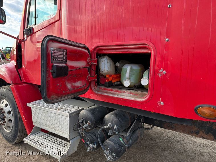 image for item FT8081 2006 Freightliner Columbia semi truck