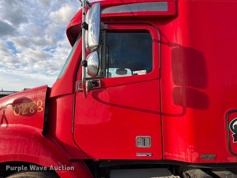image for item FT8081 2006 Freightliner Columbia semi truck