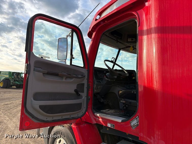 image for item FT8081 2006 Freightliner Columbia semi truck
