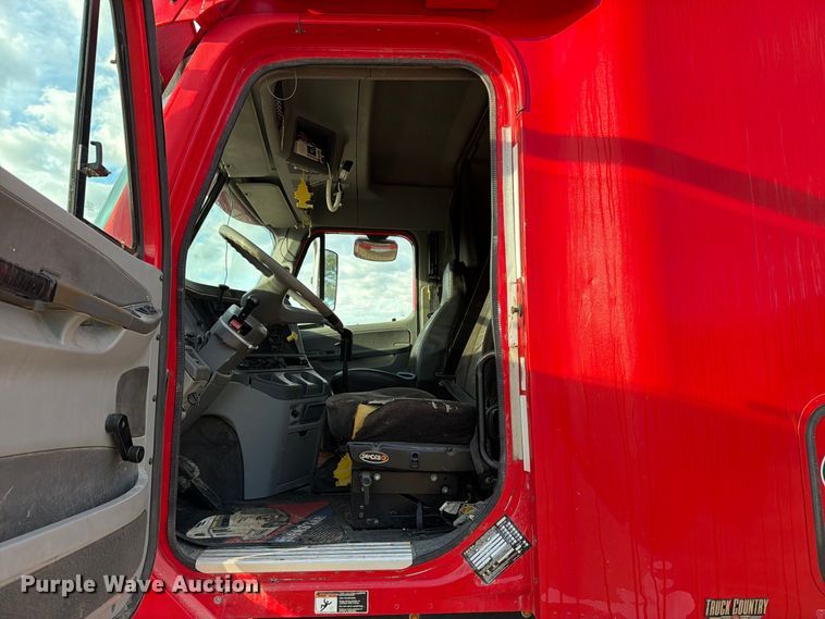 image for item FT8081 2006 Freightliner Columbia semi truck