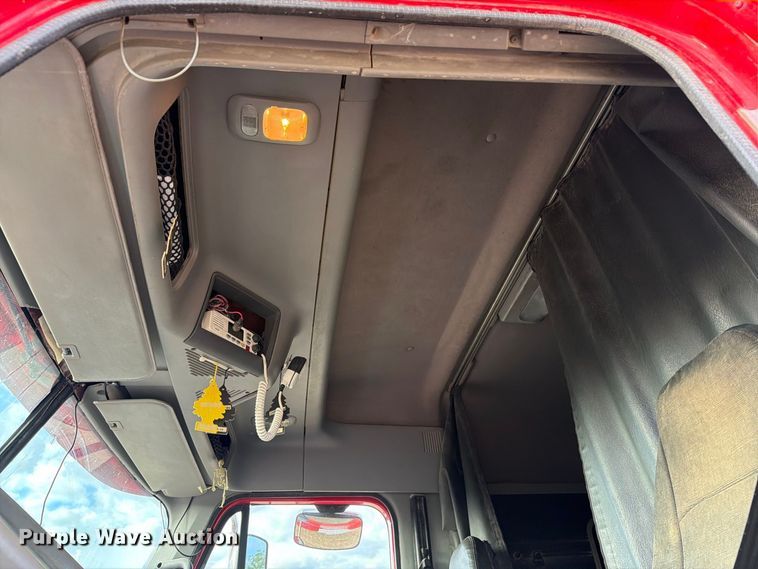 image for item FT8081 2006 Freightliner Columbia semi truck