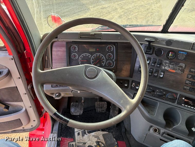 image for item FT8081 2006 Freightliner Columbia semi truck