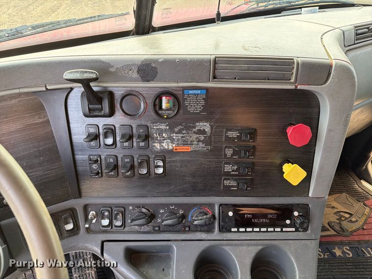 image for item FT8081 2006 Freightliner Columbia semi truck