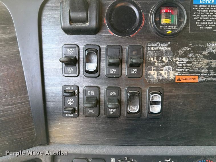 image for item FT8081 2006 Freightliner Columbia semi truck