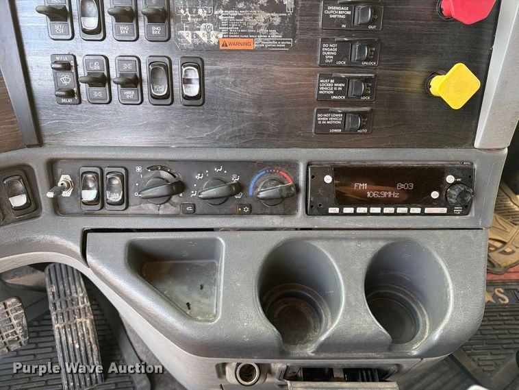 image for item FT8081 2006 Freightliner Columbia semi truck