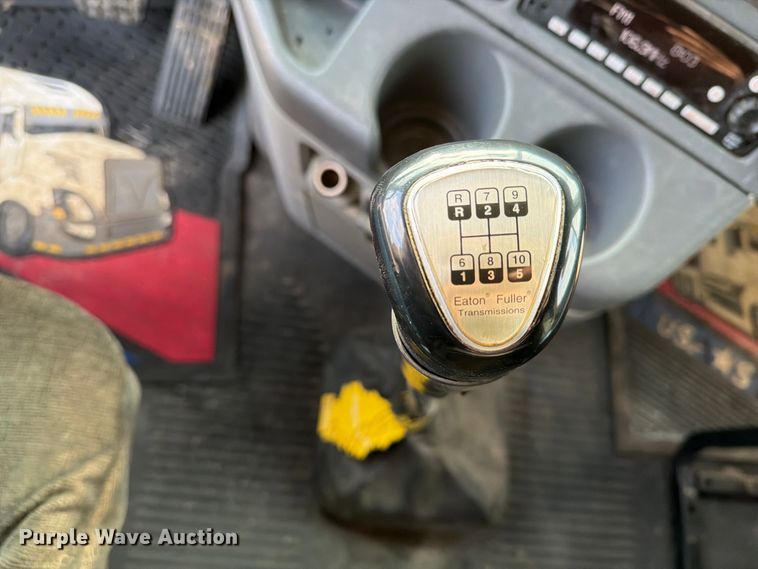 image for item FT8081 2006 Freightliner Columbia semi truck