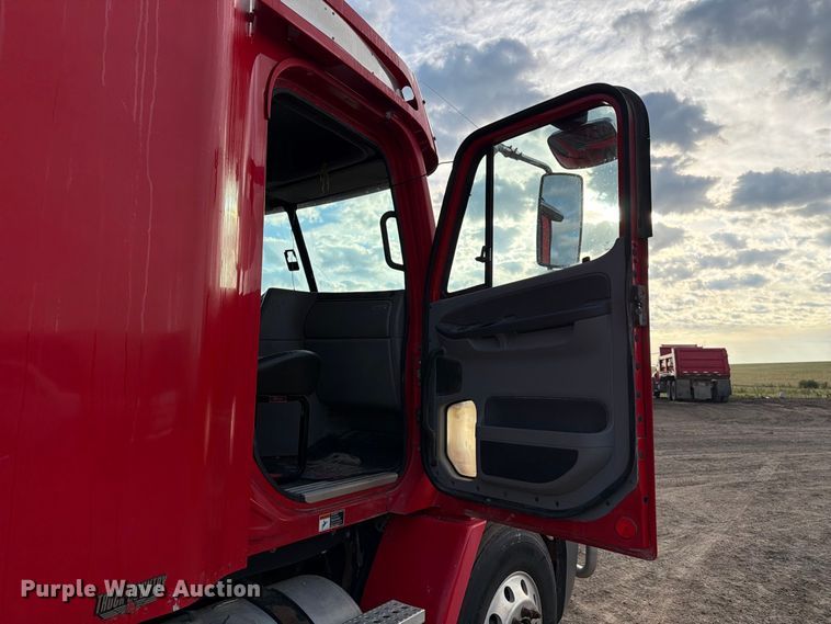 image for item FT8081 2006 Freightliner Columbia semi truck
