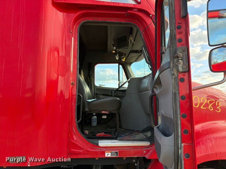 image for item FT8081 2006 Freightliner Columbia semi truck