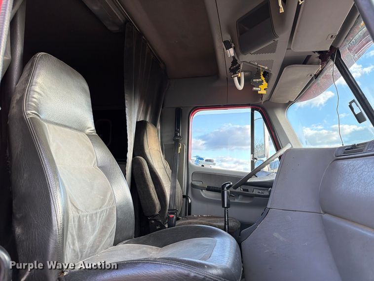 image for item FT8081 2006 Freightliner Columbia semi truck