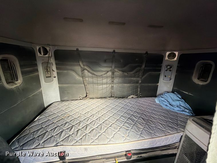image for item FT8081 2006 Freightliner Columbia semi truck