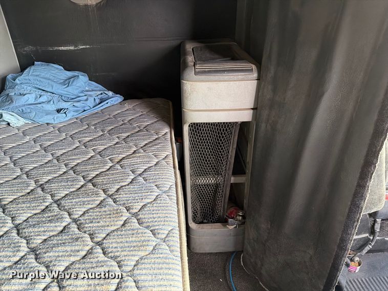image for item FT8081 2006 Freightliner Columbia semi truck