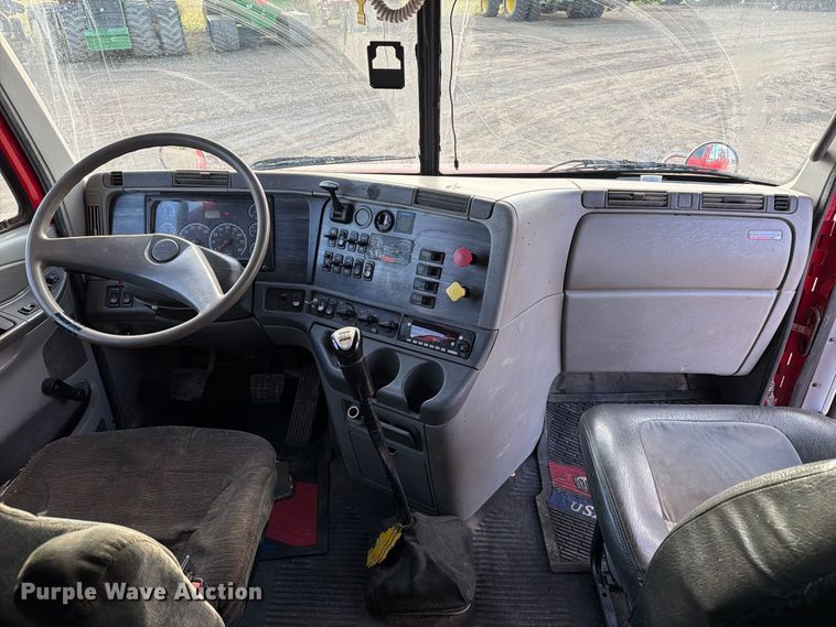 image for item FT8081 2006 Freightliner Columbia semi truck