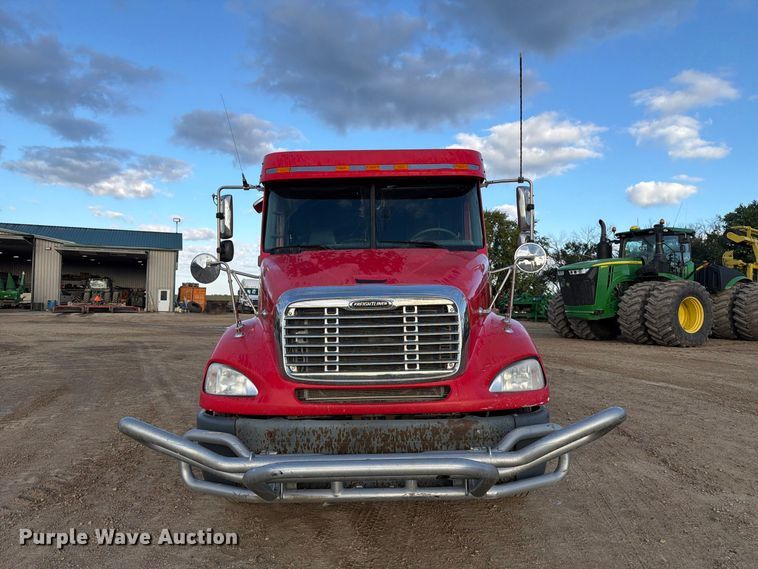 image for item FT8081 2006 Freightliner Columbia semi truck