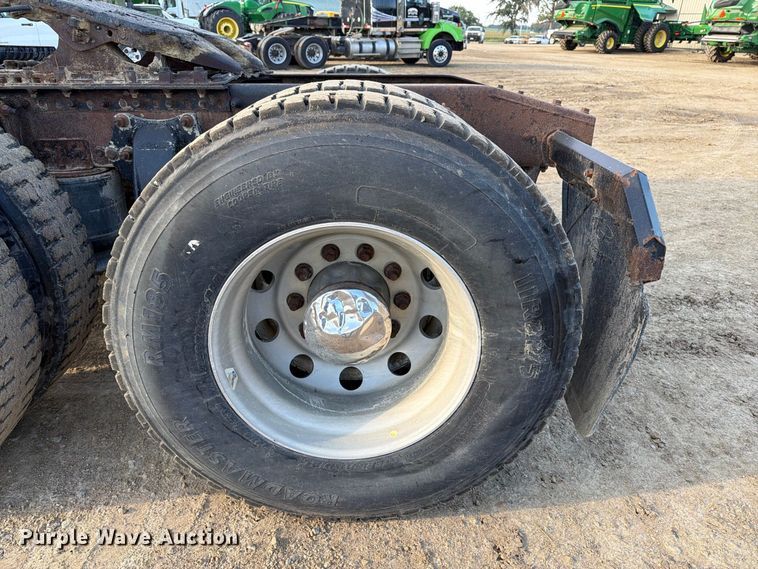 image for item FT8081 2006 Freightliner Columbia semi truck