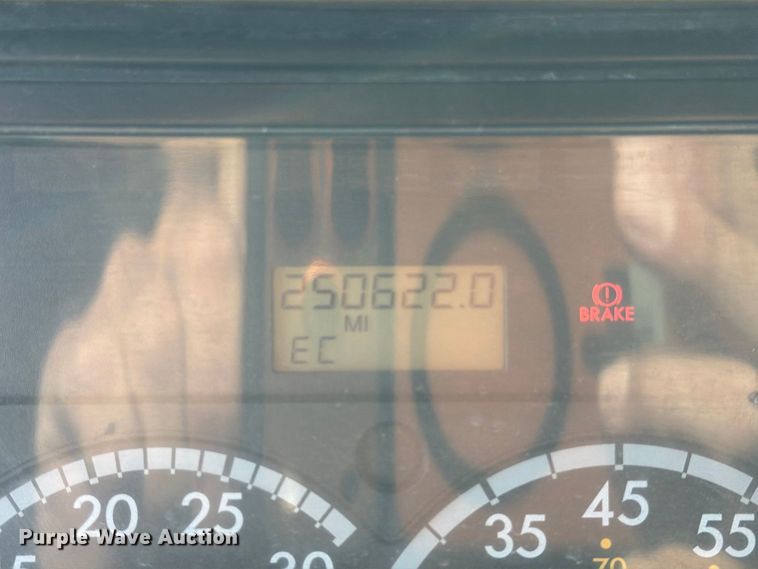 image for item FT8081 2006 Freightliner Columbia semi truck