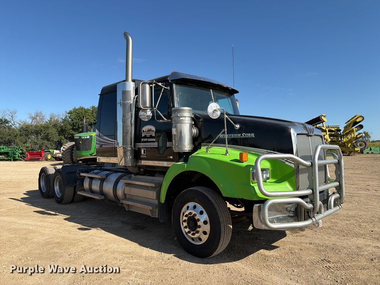 image for item FT8082 2015 Western Star 4900 semi truck