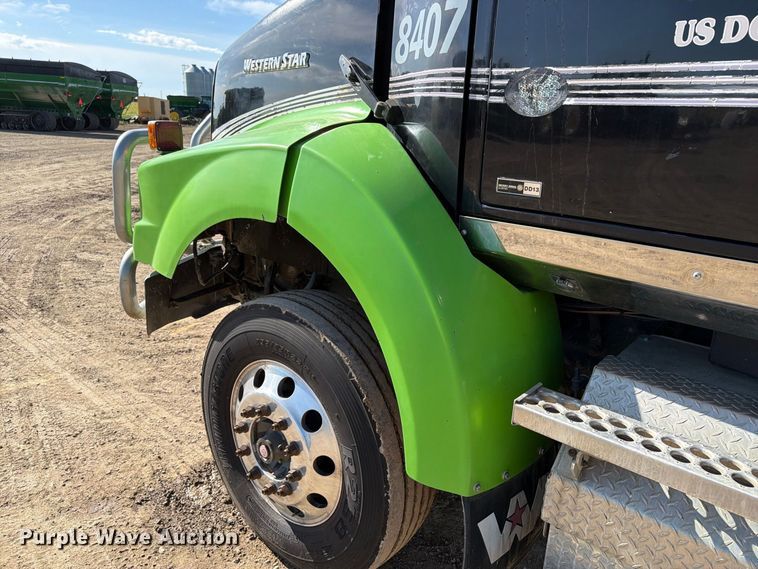 image for item FT8082 2015 Western Star 4900 semi truck