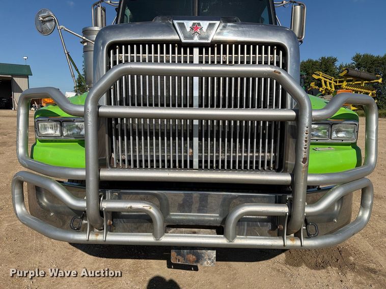 image for item FT8082 2015 Western Star 4900 semi truck
