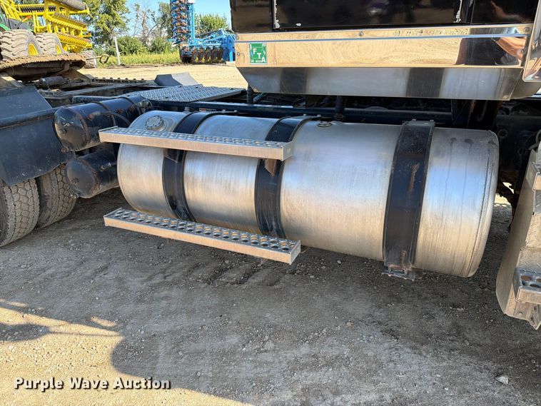 image for item FT8082 2015 Western Star 4900 semi truck
