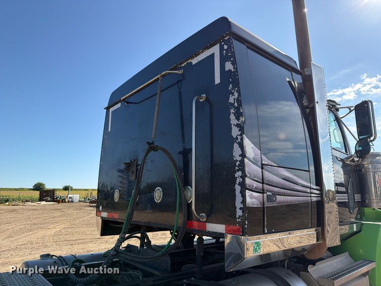 image for item FT8082 2015 Western Star 4900 semi truck