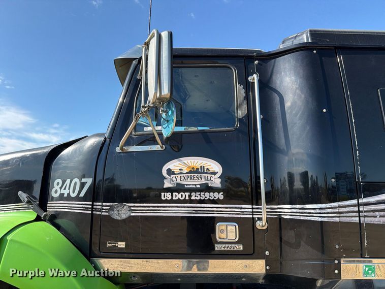 image for item FT8082 2015 Western Star 4900 semi truck
