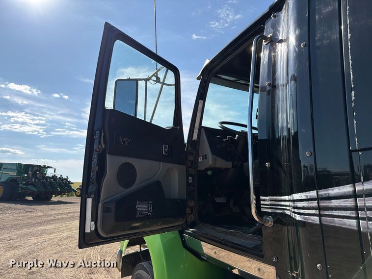 image for item FT8082 2015 Western Star 4900 semi truck