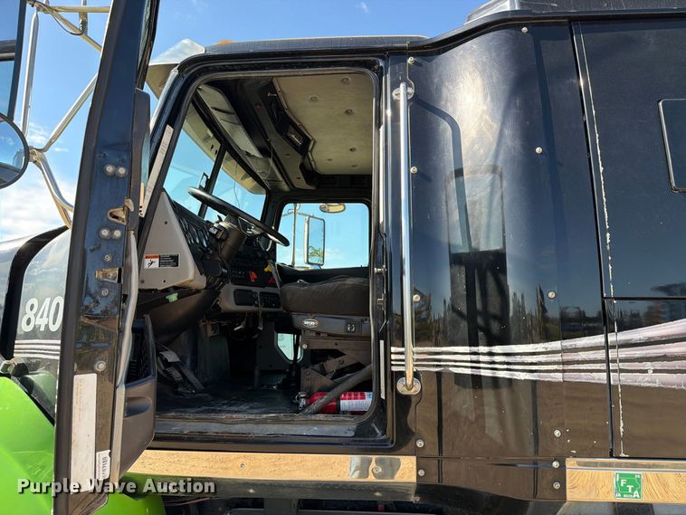 image for item FT8082 2015 Western Star 4900 semi truck