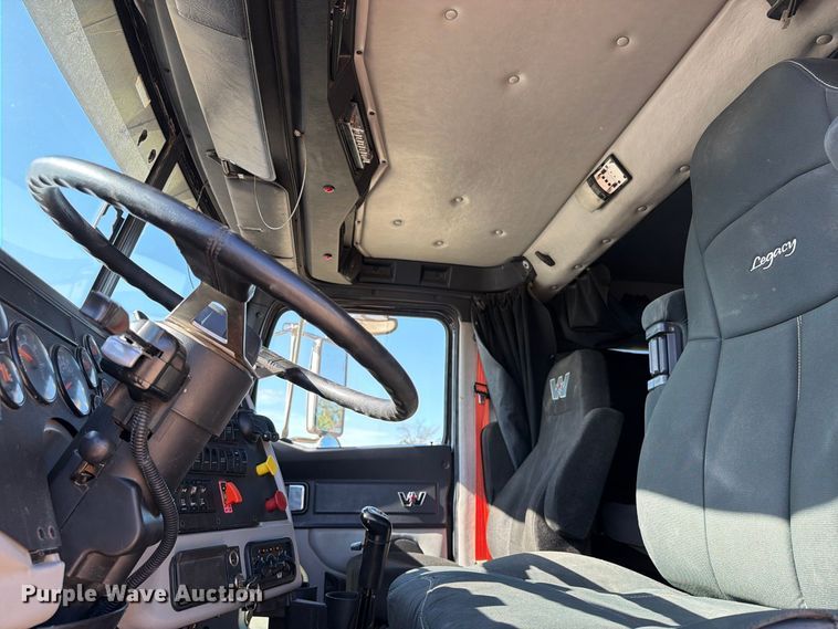 image for item FT8082 2015 Western Star 4900 semi truck
