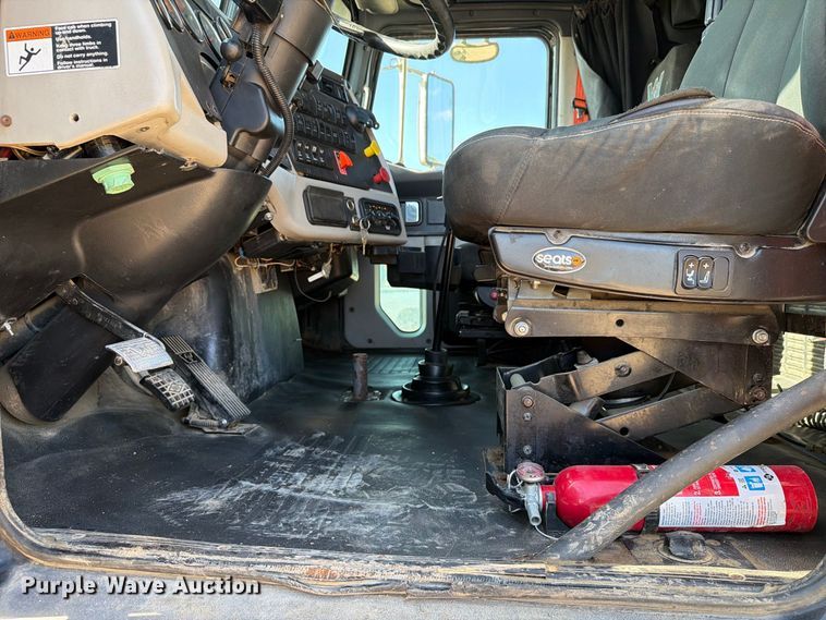 image for item FT8082 2015 Western Star 4900 semi truck