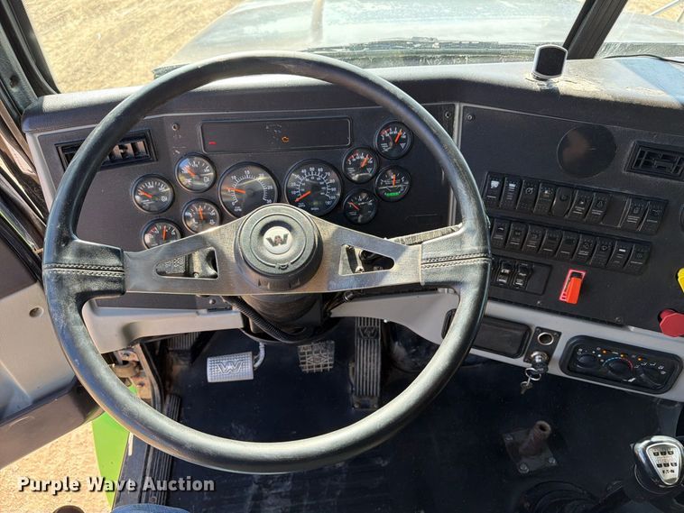 image for item FT8082 2015 Western Star 4900 semi truck