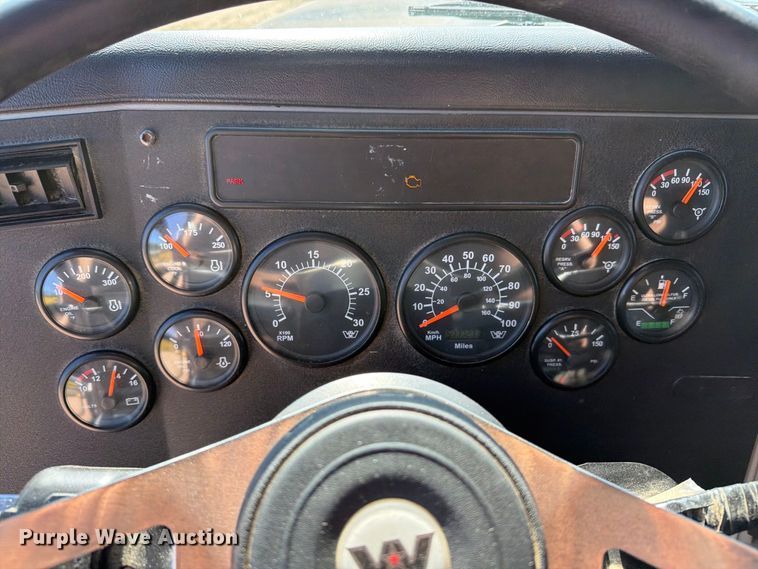 image for item FT8082 2015 Western Star 4900 semi truck