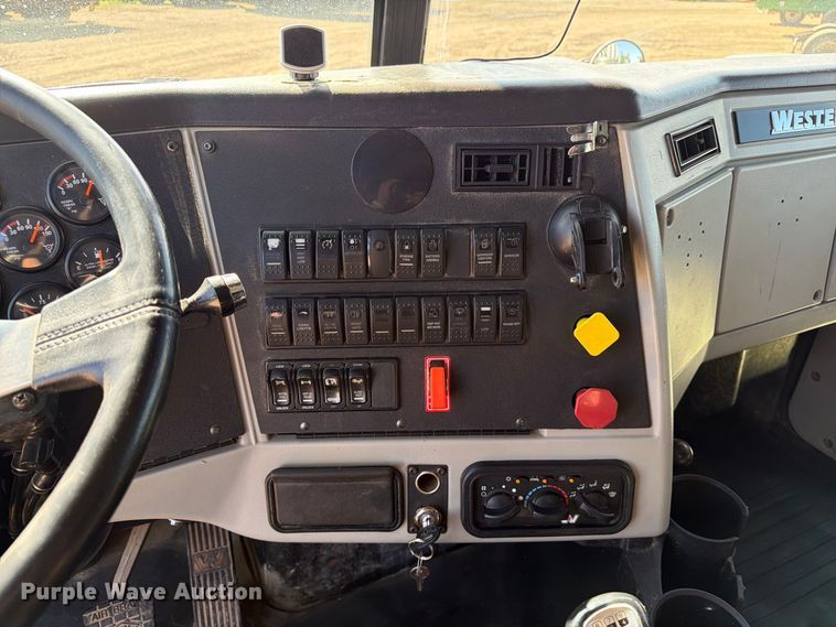 image for item FT8082 2015 Western Star 4900 semi truck