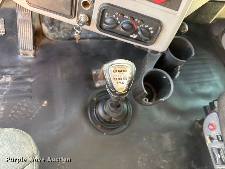 image for item FT8082 2015 Western Star 4900 semi truck