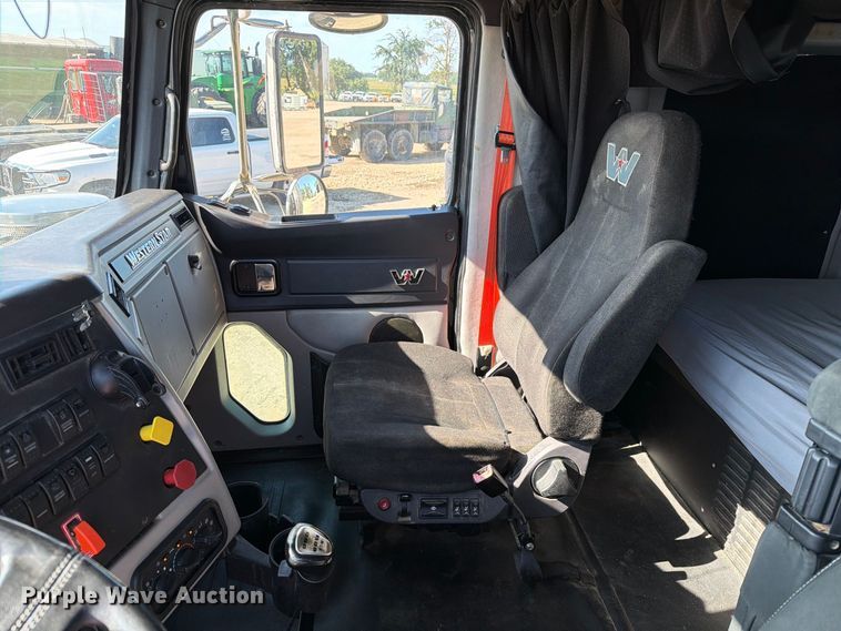 image for item FT8082 2015 Western Star 4900 semi truck