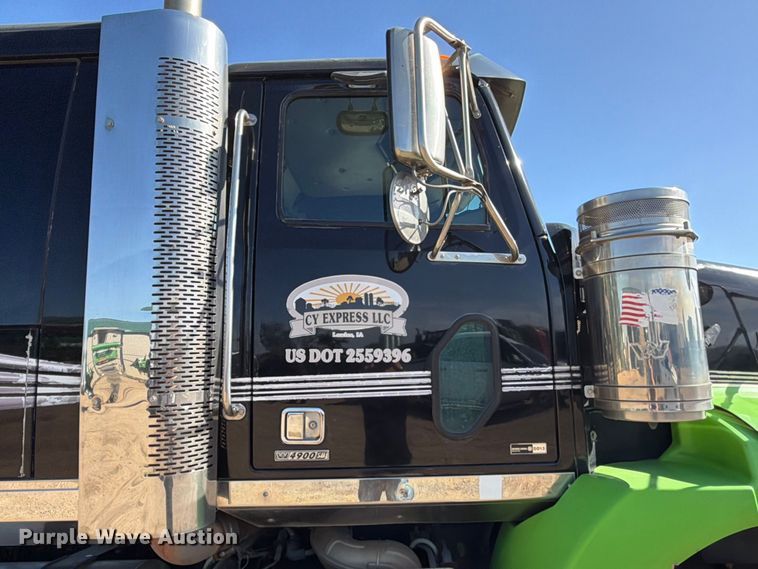 image for item FT8082 2015 Western Star 4900 semi truck