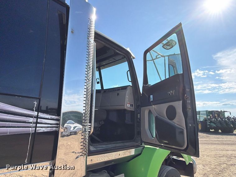 image for item FT8082 2015 Western Star 4900 semi truck