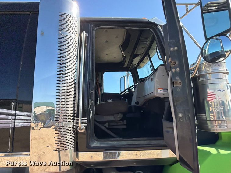 image for item FT8082 2015 Western Star 4900 semi truck