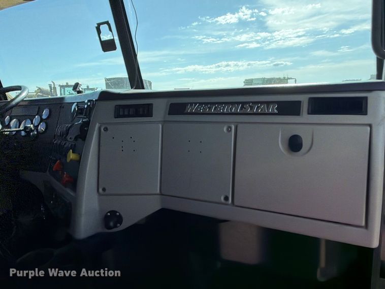 image for item FT8082 2015 Western Star 4900 semi truck