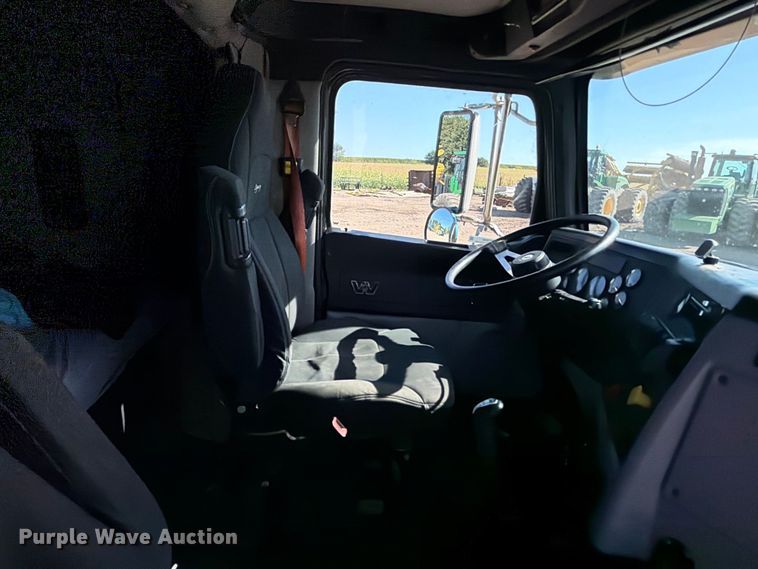 image for item FT8082 2015 Western Star 4900 semi truck